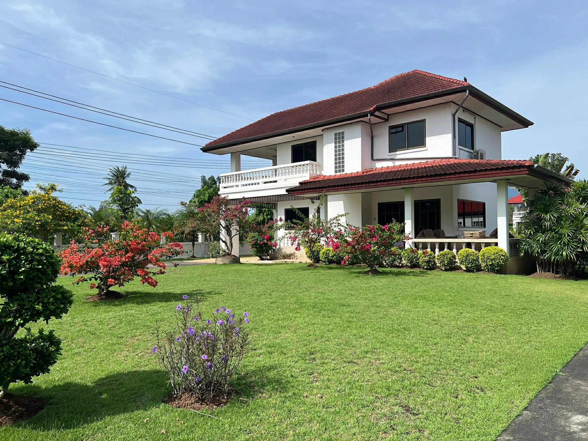 P1 – Charmigt Hus med Gemensam Pool