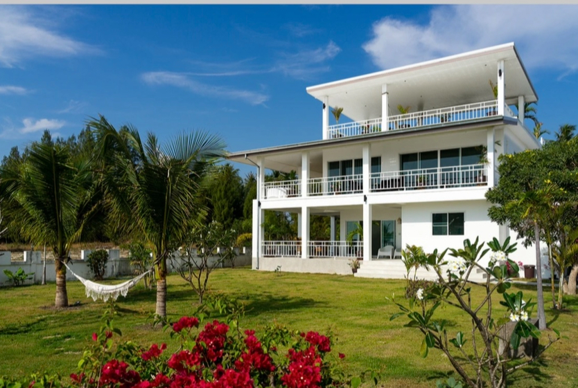 B10 – Lyxig strandvilla med exklusiv takterrass