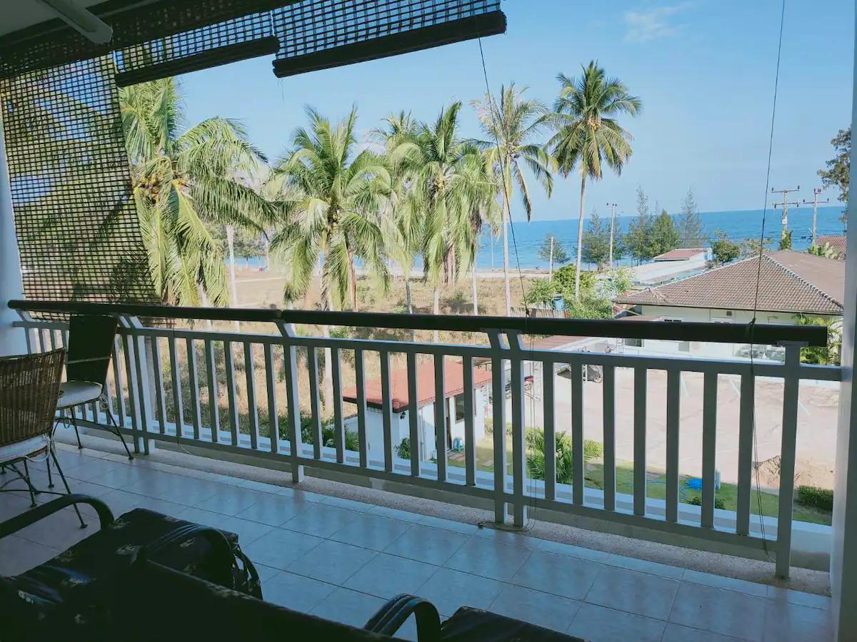 V37 – Fantastisk Lägenhet med Utsikt över Dolphin Beach i Huay Yang